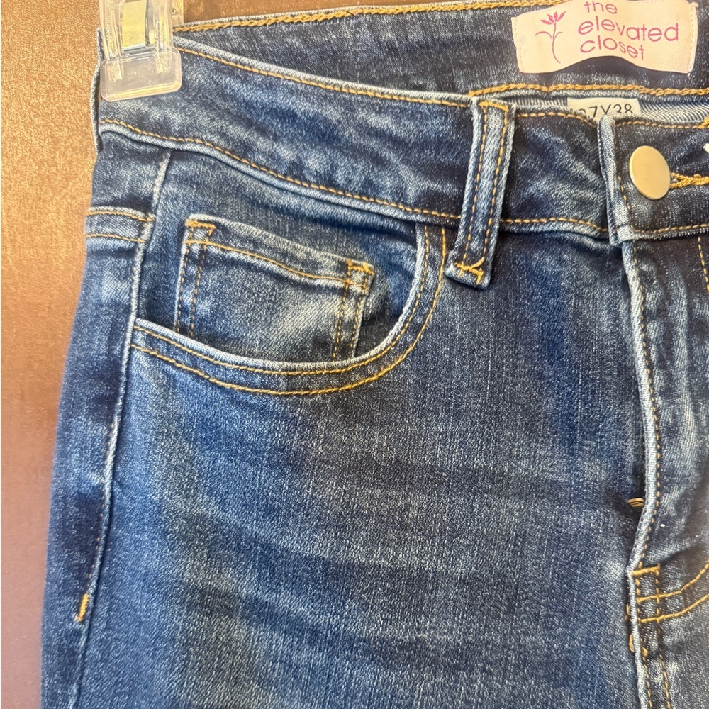 Elevated Closet NWT tall medium
wash denim 5 pocket flare.
MRP $100 sz 27/38 - Picture 7 of 11